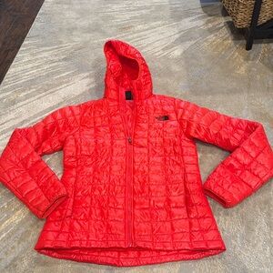 The North Face Thermoball Eco Hoodie Puffer Coat 2.0 Women XS Firey Red
